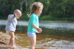 Дети купаются на реке