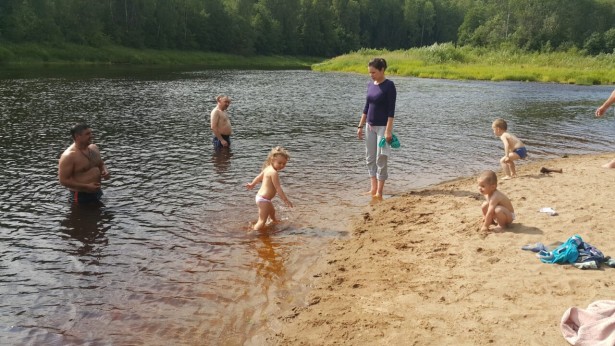 дети купаются на реке Оять